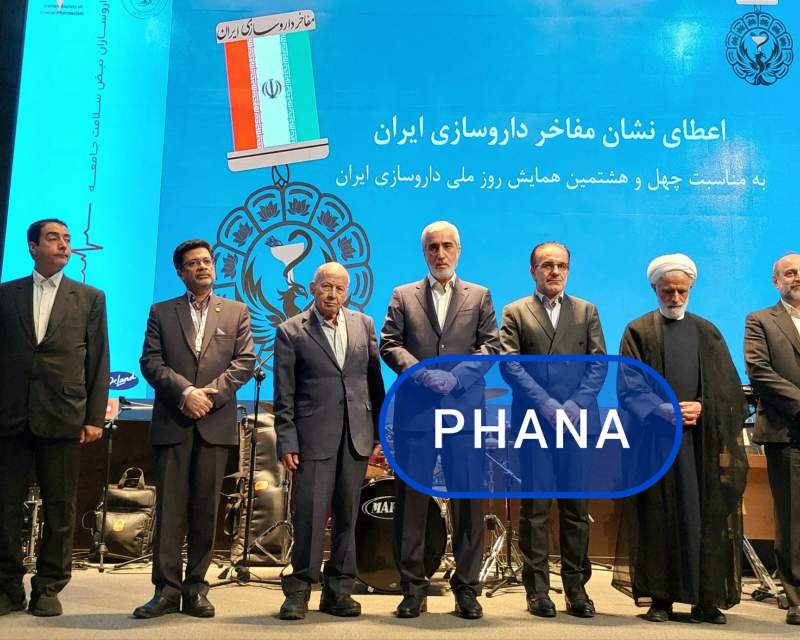 اعطای نشان مفاخر داروسازی ایران به ۱۱ استاد و پیشکسوت داروسازی
