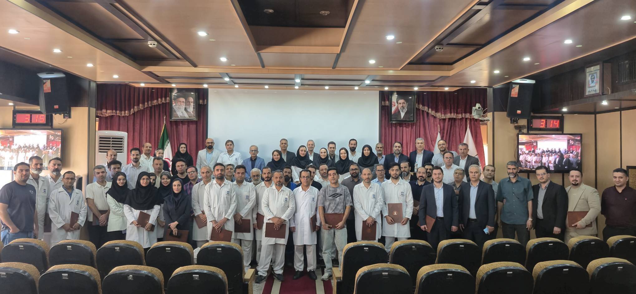 تجلیل از کارگران نمونه کارخانجات داروپخش و قدردانی از داروسازان و پزشکان